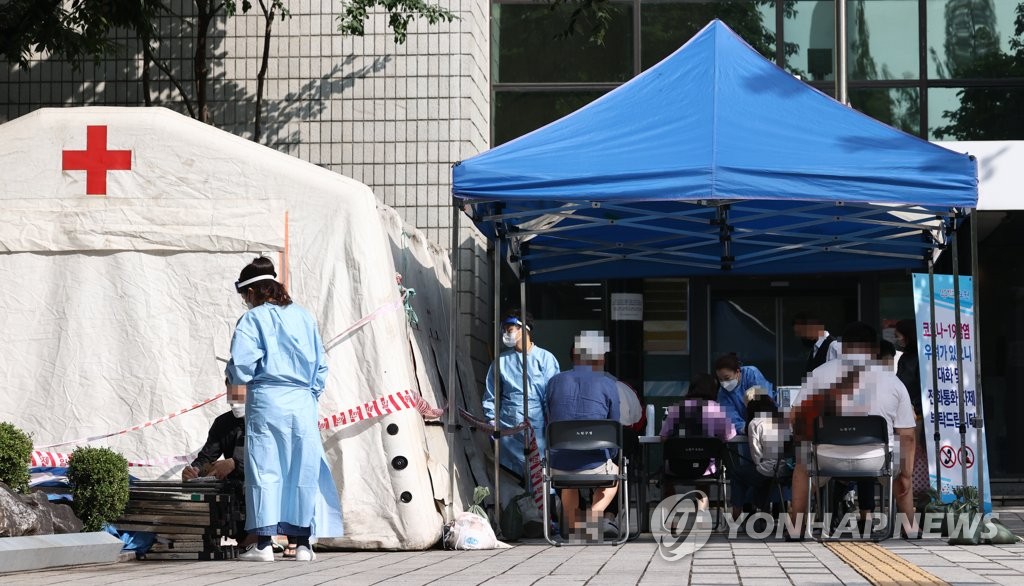 Visitors wait to receive new coronavirus tests at a makeshift clinic in northern Seoul on Sept. 10, 2020. (Yonhap)