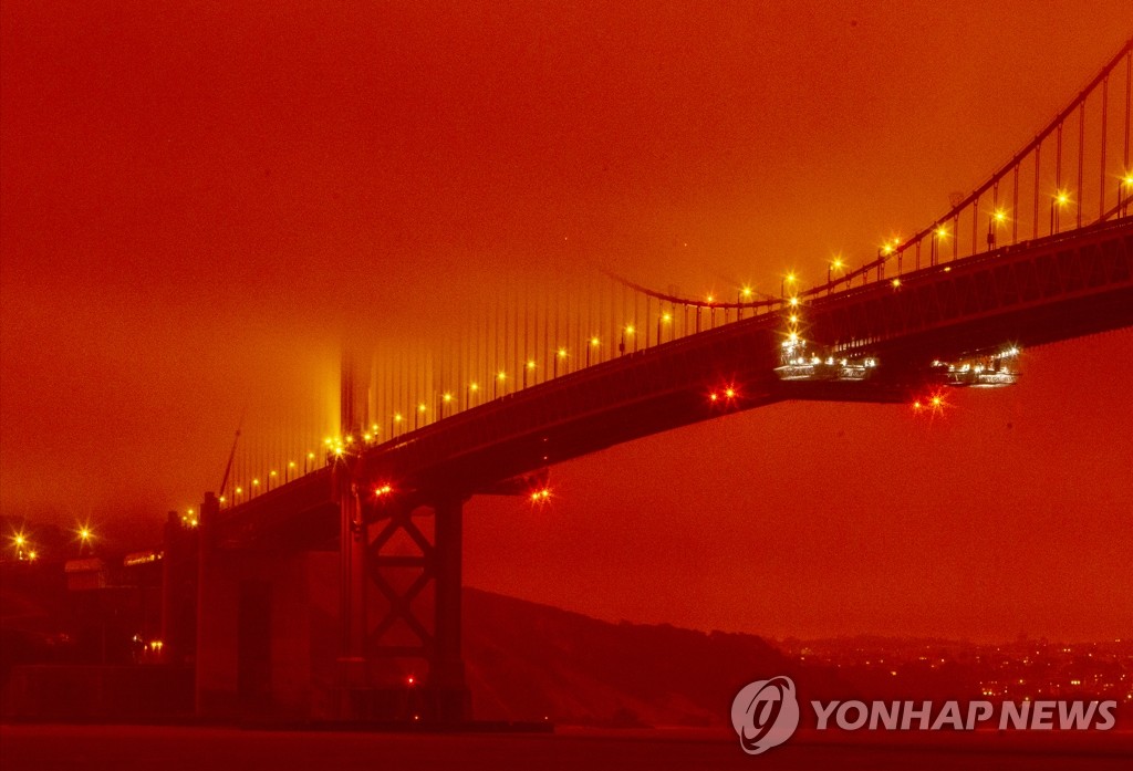 산불로 주황색 연무에 휩싸인 금문교 일대