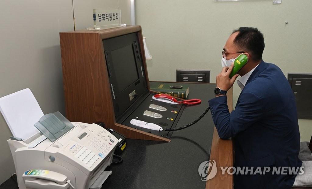 A South Korean official demonstrates communication with North Korea via an inter-Korean hotline during Unification Minister Lee In-young's visit to the inter-Korean truce village of Panmunjom in Paju, 30 kilometers north of Seoul, on Sept. 16, 2020. (Pool photo) (Yonhap)