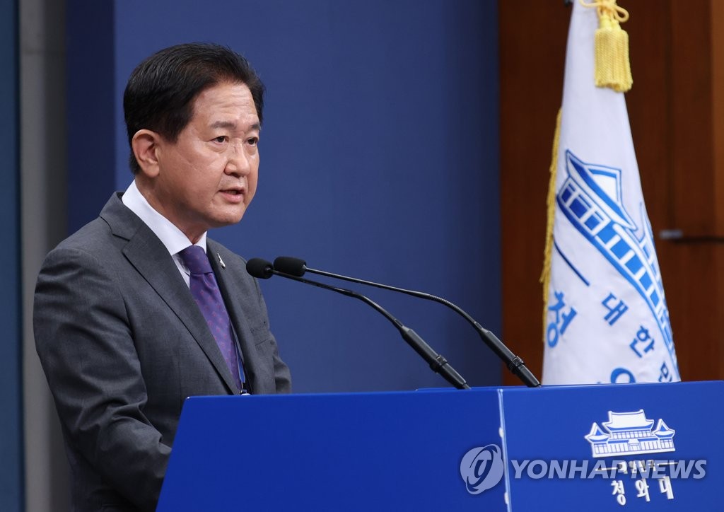 Suh Choo-suk, deputy director of national security at South Korea's presidential office, issues a statement on North Korea at Cheong Wa Dae in Seoul on Sept. 24, 2020. (Yonhap)
