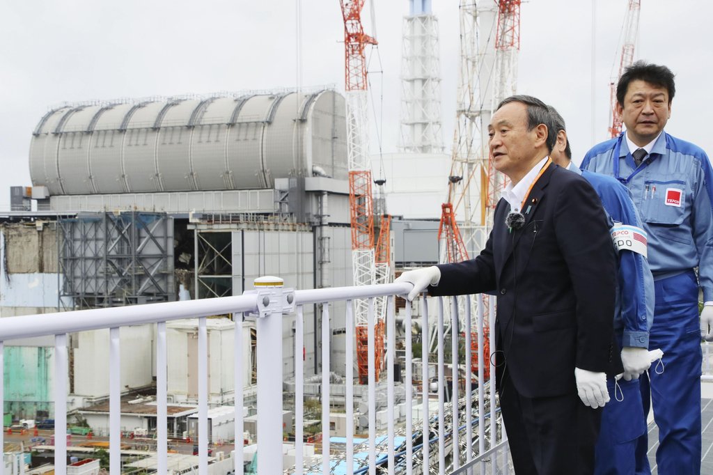 스가 요시히데 일본 총리가 지난달 26일 후쿠시마 제1원전을 방문해 폐로 작업이 진행 중인 현장을 둘러보고 있다. [교도=연합뉴스 자료사진]