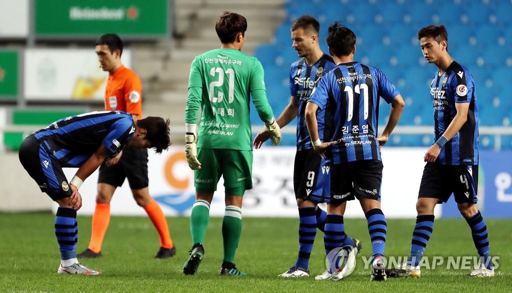 In this file photo from Oct. 4, 2020, members of Incheon United react to their 1-0 loss to Suwon Samsung Bluewings in a K League 1 match at Incheon Football Stadium in Incheon, 40 kilometers west of Seoul. (Yonhap)