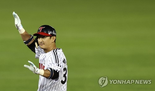 FOR3V3R Mr. TWINS.' Today, Park Yong Taik has retire ceremony and his  number 33 will be retired. : r/KBO