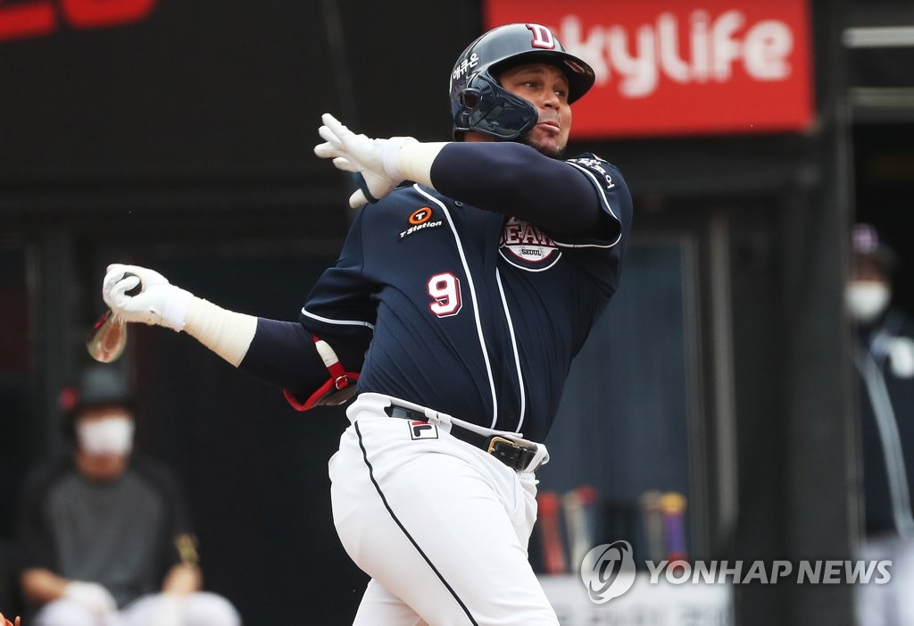 Jose Miguel Fernandez of the Doosan Bears hits an RBI single against the KT Wiz during the top of the fifth inning of a Korea Baseball Organization regular season game against the Doosan Bears at KT Wiz Park in Suwon, 45 kilometers south of Seoul, on Oct. 11, 2020. (Yonhap)