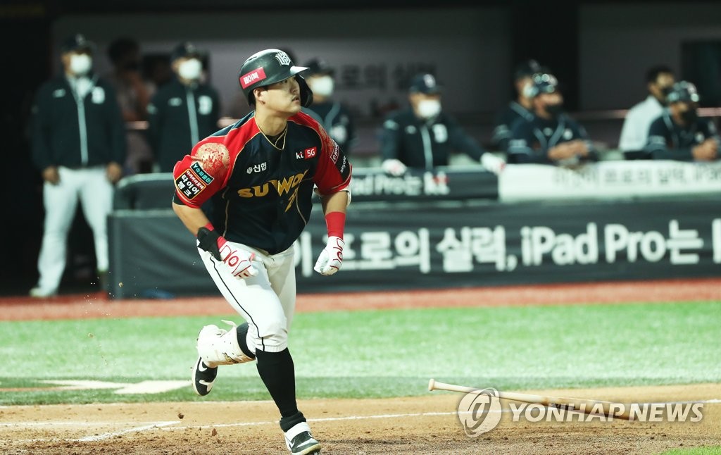 Bae Jung-dae of the KT Wiz watches his walk-off hit during the bottom of the 10th inning of a Korea Baseball Organization regular season game against the Doosan Bears at KT Wiz Park in Suwon, 45 kilometers south of Seoul, on Oct. 11, 2020. (Yonhap)