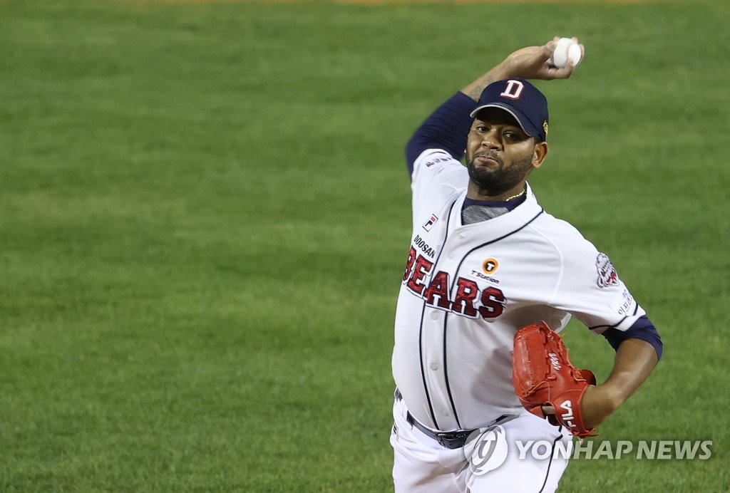 Raul Alcantara of the Doosan Bears pitches in the top of the first inning of a Korea Baseball Organization regular season game against the Hanwha Eagles at Jamsil Baseball Stadium in Seoul on Oct. 13, 2020. (Yonhap)
