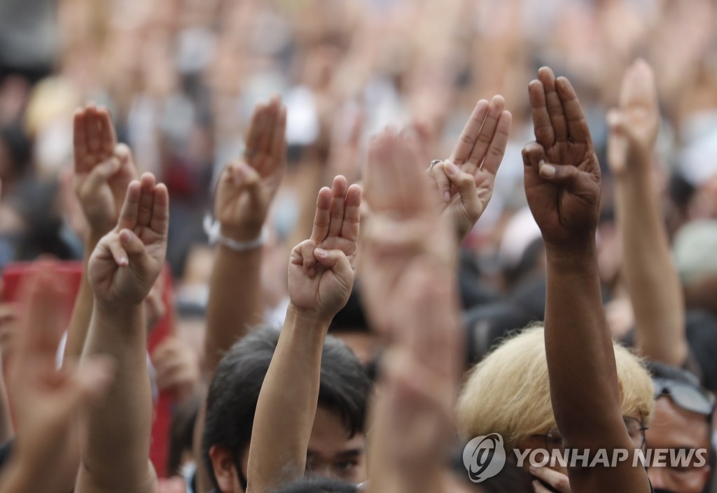 태국 민주화운동의 상징이 된 '세 손가락 경례'