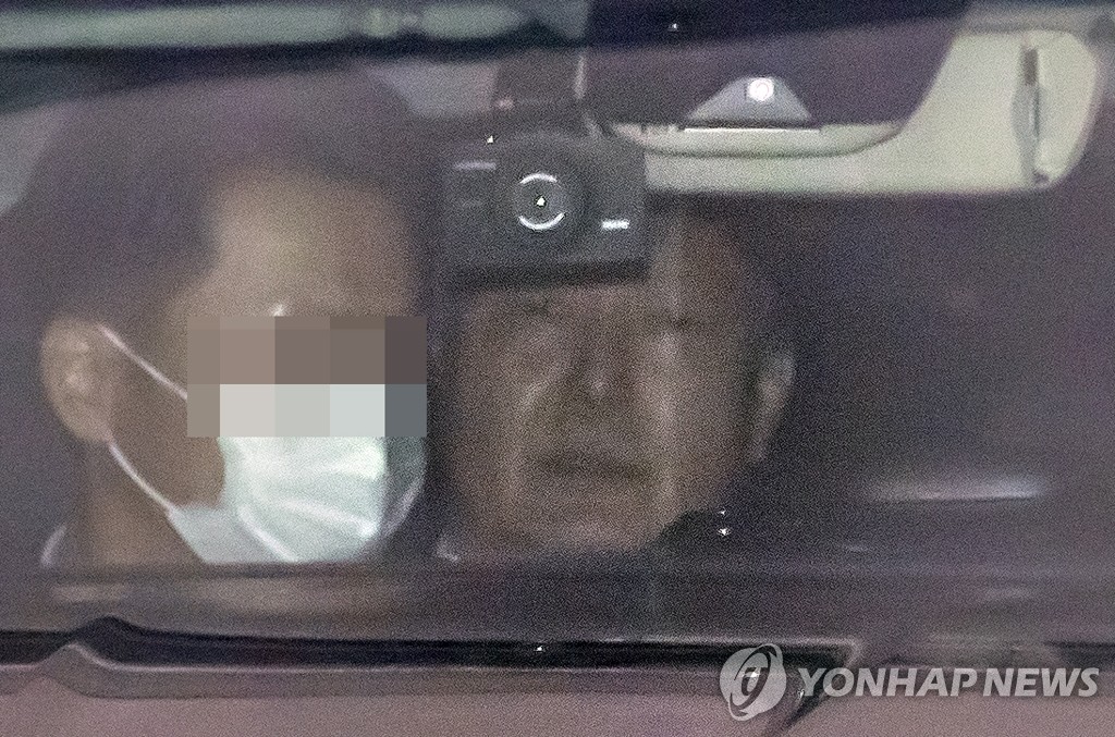 This photo shows Prosecutor-General Yoon Seok-youl leaving the Supreme Prosecutors Office in southern Seoul on Oct. 19, 2020. (Yonhap)