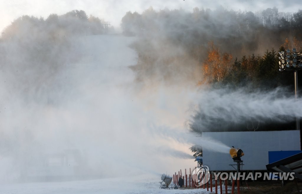 A snow machine blows out artificial snow on the ski slopes of Yongpyong Resort in Pyeongchang, Gangwon Province, on Nov. 4, 2020. (Yonhap)