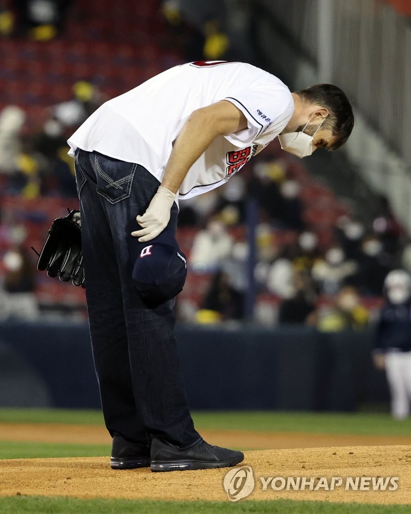 Former Doosan Bears pitcher Dustin Nippert takes a bow to the crowd before throwing out the ceremonial first pitch at the start of a Korea Baseball Organization postseason game between the Bears and the LG Twins at Jamsil Baseball Stadium in Seoul on Nov. 4, 2020. (Yonhap)
