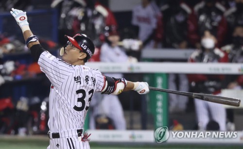 Yang Sang-moon, Ryu Jae-kuk and Park Yong-Taik, Mar 28, 2016 : South Korean  baseball team LG Twins' manager Yang Sang-moon (C), pitcher Ryu Jae-kuk (L)  and outfielder Park Yong-Taik pose during a