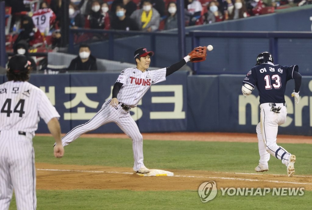 LG Twins second baseman Gu Bon-hyeok (C) misses a throw from pitcher Go Woo-suk after a bunt attempt by Heo Kyoung-min of the Doosan Bears (R) during the top of the ninth inning of Game 2 of the Korea Baseball Organization first-round postseason series at Jamsil Baseball Stadium in Seoul on Nov. 5, 2020. (Yonhap)