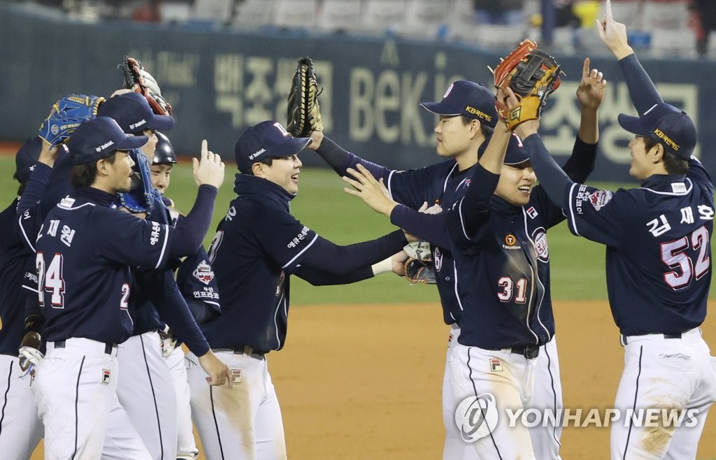 Doosan Bears players celebrate their 9-7 victory over the LG Twins to win the best-of-three first-round postseason series in the Korea Baseball Organization at Jamsil Baseball Stadium in Seoul on Nov. 5, 2020. (Yonhap)