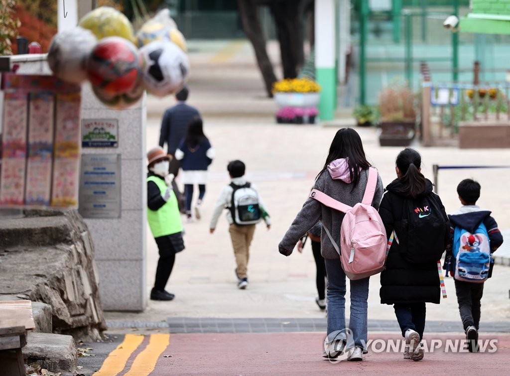 Students arrive at an elementary school in Seoul on Nov. 6, 2020. (Yonhap)