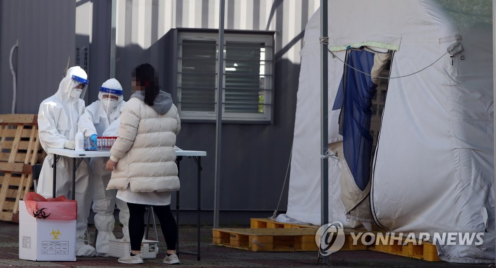 A visitor receives COVID-19 test at a makeshift clinic in Suncheon, 415 kilometers south of Seoul, on Nov. 9, 2020. (Yonhap)