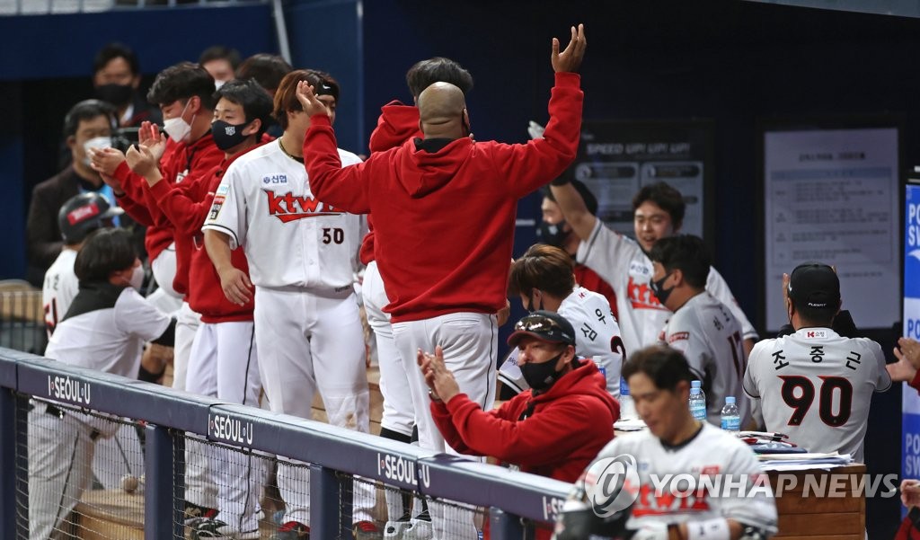 KT Wiz players celebrate after tying the score at 2-2 against the Doosan Bears during the bottom of the eighth inning of Game 1 of the second-round Korea Baseball Organization postseason series at Gocheok Sky Dome in Seoul on Nov. 9, 2020. (Yonhap)