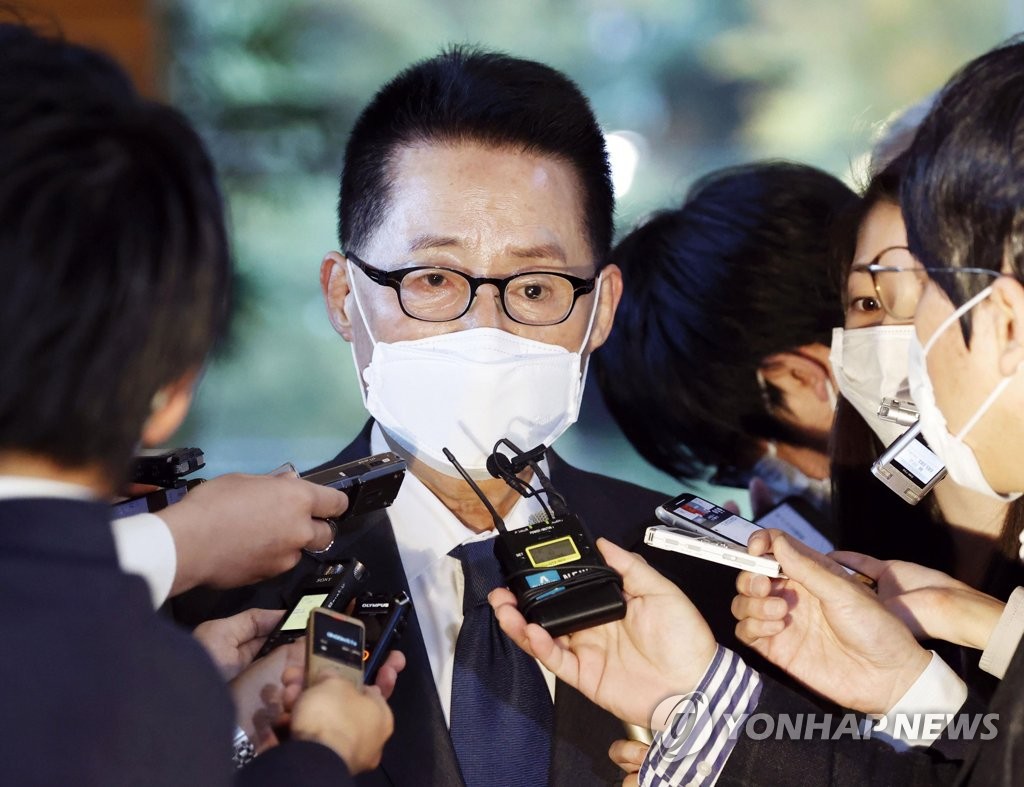 This photo, provided by Japan's Kyodo News on Nov. 10, 2020, shows South Korea's National Intelligence Service Director Park Jie-won surrounded by reporters after his meeting with Japanese Prime Minister Yoshihide Suga in Tokyo. (PHOTO NOT FOR SALE) (Yonhap)