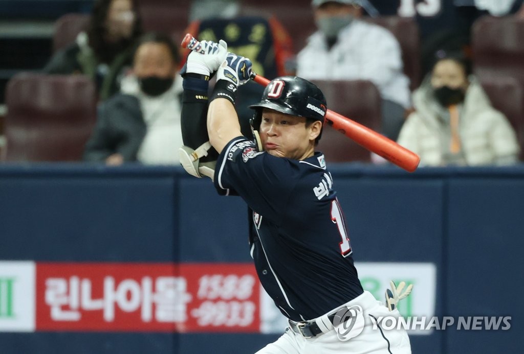 Park Sei-hyok of the Doosan Bears hits an RBI single against the KT Wiz in the top of the second inning in Game 2 of the Korea Baseball Organization second-round postseason series at Gocheok Sky Dome in Seoul on Nov. 10, 2020. (Yonhap)