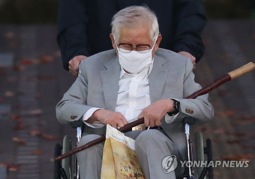 Lee Man-hee, the leader of the Shincheonji Church of Jesus, is released on bail from a detention center in Suwon, south of Seoul, on Nov. 12, 2020. (Yonhap)