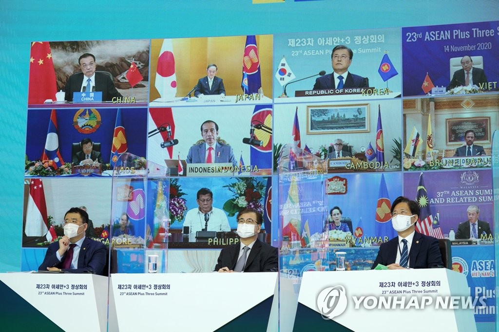 South Korean President Moon Jae-in (2nd from R, top of screen) attends a virtual session of the ASEAN Plus Three Summit at Cheong Wa Dae in Seoul on Nov. 14, 2020, joined by Japanese Prime Minister Yoshihide Suga (2nd from L, top of screen) and Chinese Premier Li Keqiang (L, top of screen). (Yonhap)