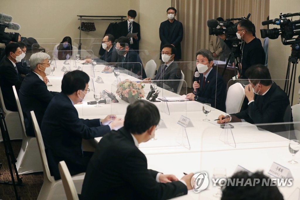 Unification Minister Lee In-young (2nd from R), who is in charge of inter-Korean affairs, speaks during a meeting with business leaders at a Seoul hotel on Nov. 23, 2020. (Yonhap)