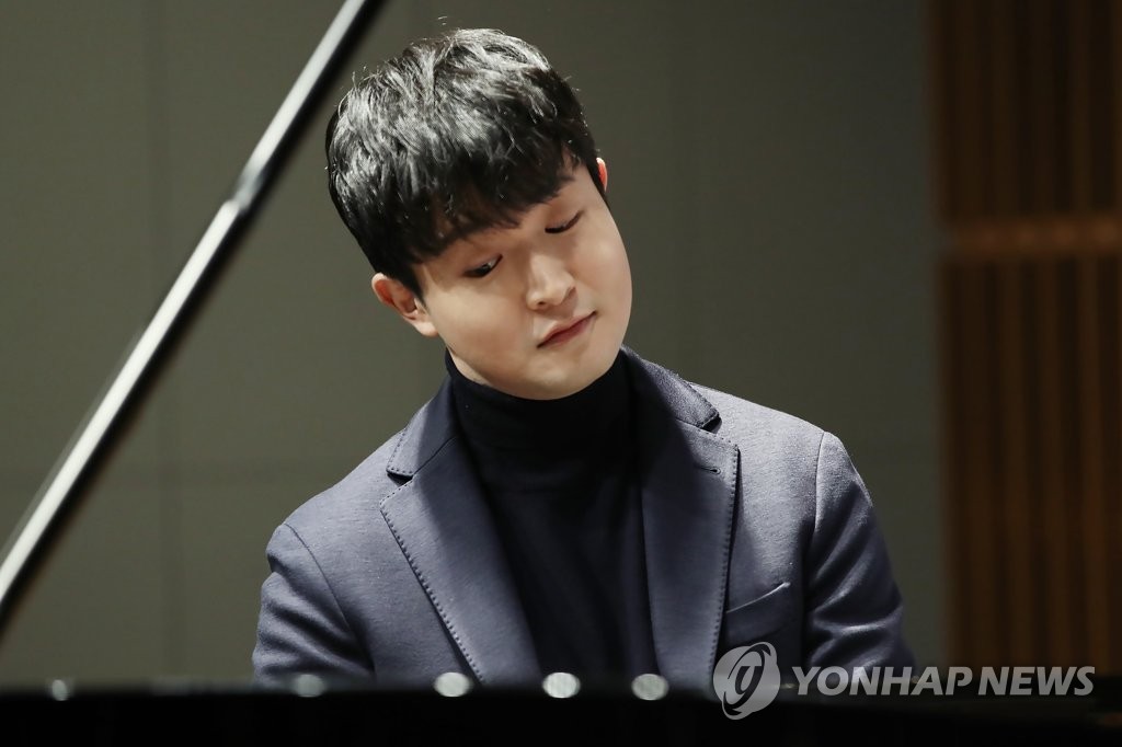 Pianist Sunwoo Yekwon performs Mozart during a media showcase held in ODE Port in southern Seoul on Nov. 24, 2020. (Yonhap)