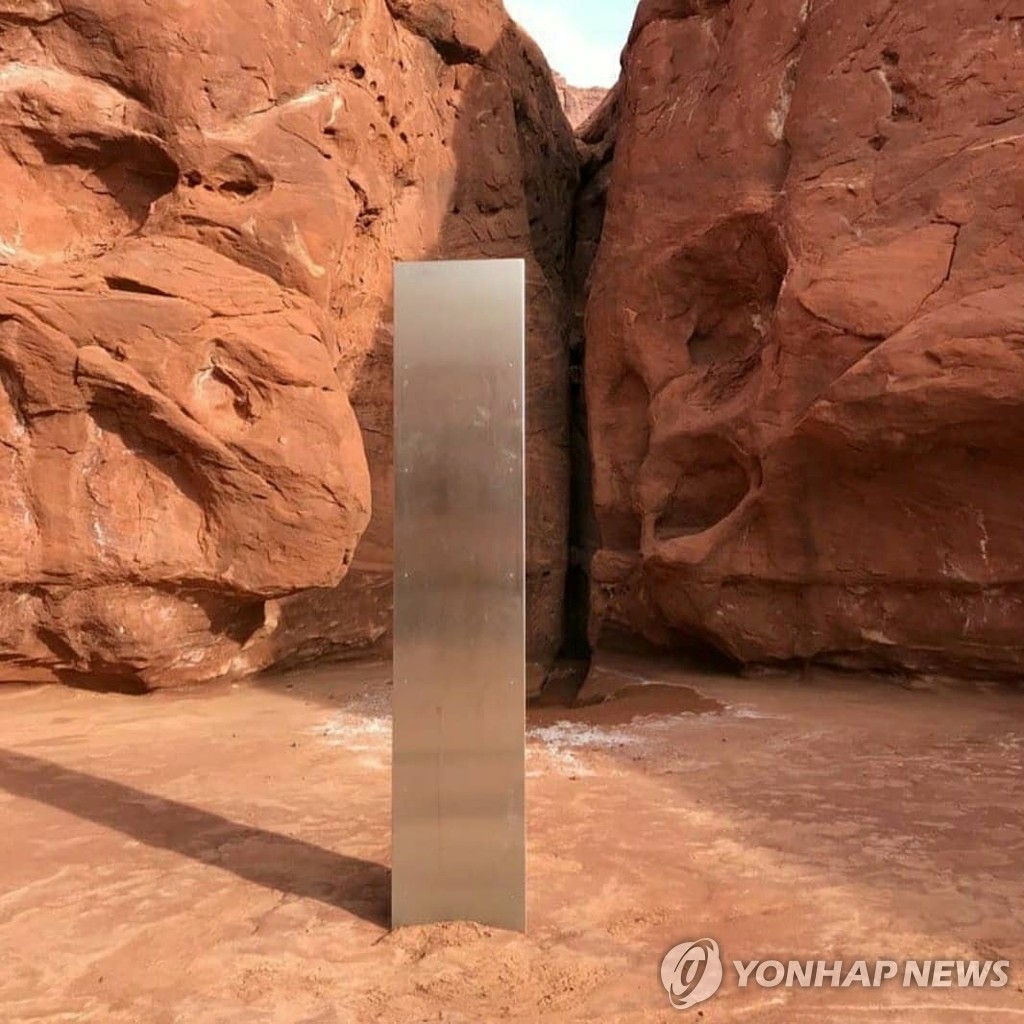 미 유타주 사막서 발견된 3.6m 높이 거대 금속 기둥