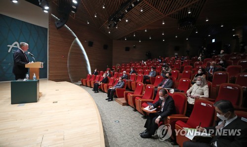 아산정책연구원은 29일 '2021 국제정세전망'을 발간하고 화상 설명회를 했다. 사진은 스티븐 비건 미국 국무부 부장관 겸 대북특별대표가 2020년 12월 10일 아산정책연구원에서 '미국과 한반도의 미래'를 주제로 강연하는 모습. [연합뉴스 자료사진]