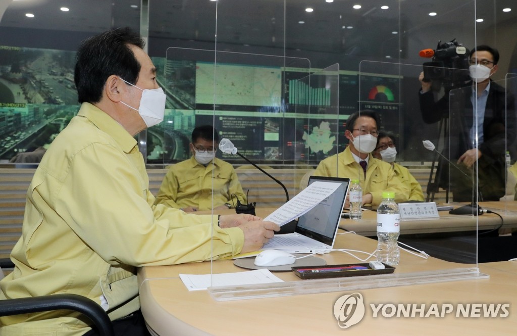 Prime Minister Chung Sye-kyun (L) presides over a meeting of COVID-19 response officials for the capital region encompassing Seoul, Incheon and Gyeonggi Province at Seoul City Hall on Dec. 10, 2020. (Yonhap)