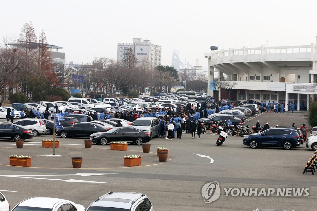 코로나19 검사받는 포항 기업체 직원들