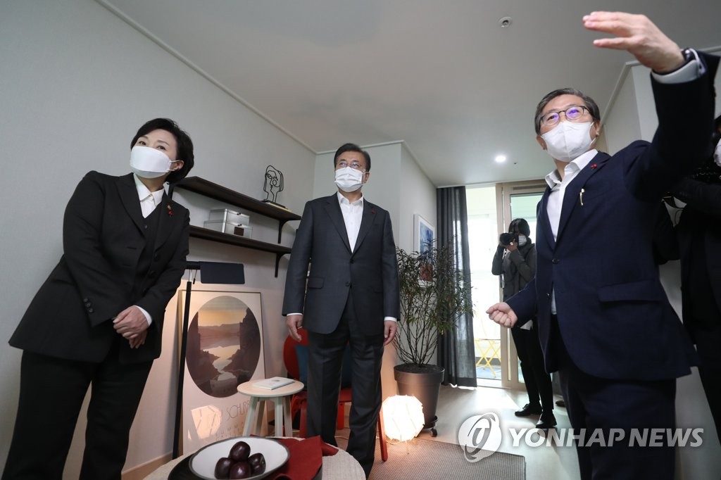 President Moon Jae-in (C) looks around a public rental home in Dongtan, Gyeonggi Province, on Dec. 11, 2020, along with Land Minister Kim Hyun-mee (L) and Byeon Chang-heum, CEO of LH. Byeon has been named Kim's replacement. (Yonhap) 