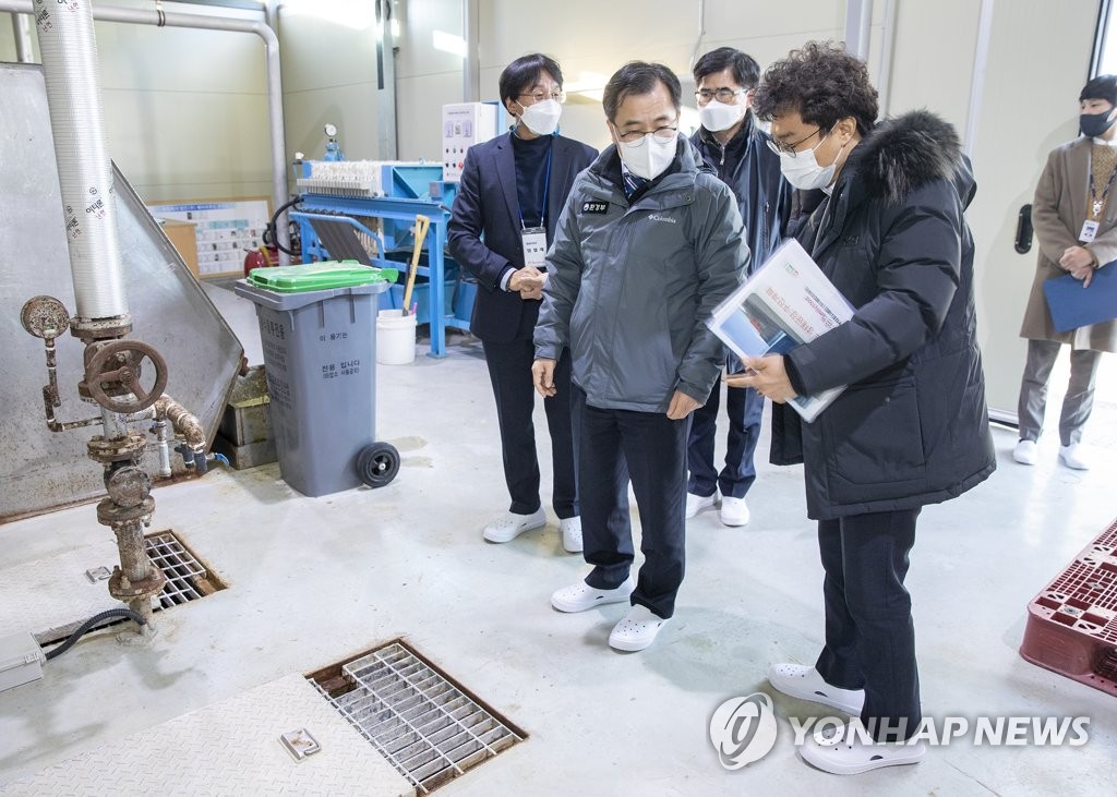 스마트 생태공장 현장 방문한 홍정기 차관  