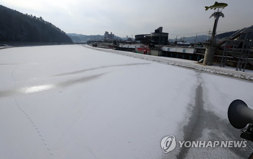 얼음은 얼었는데…화천 겨울축제장