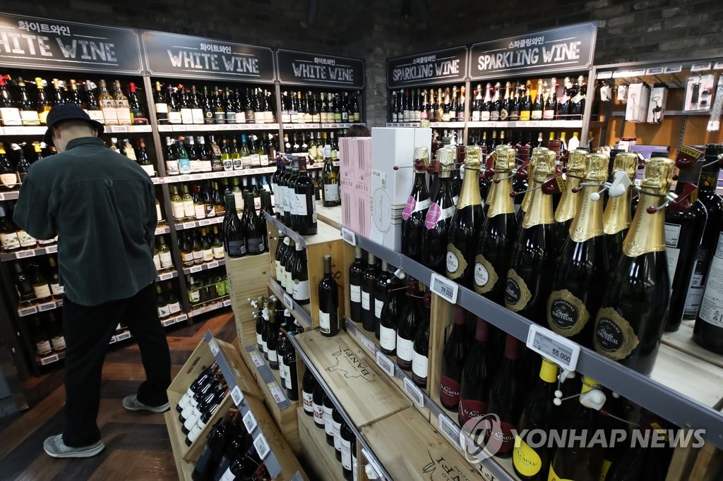 ソウル市内にある大型スーパーのワイン売り場（資料写真）＝（聯合ニュース）