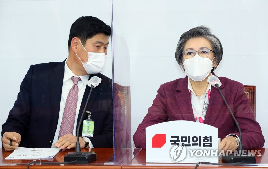 국민의힘 이양희 윤리위원장(오른쪽)