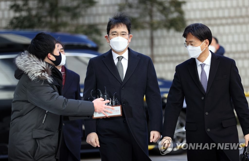 (2nd LD) Prosecutors demand 9 years in prison for Samsung heir in retrial of bribery case