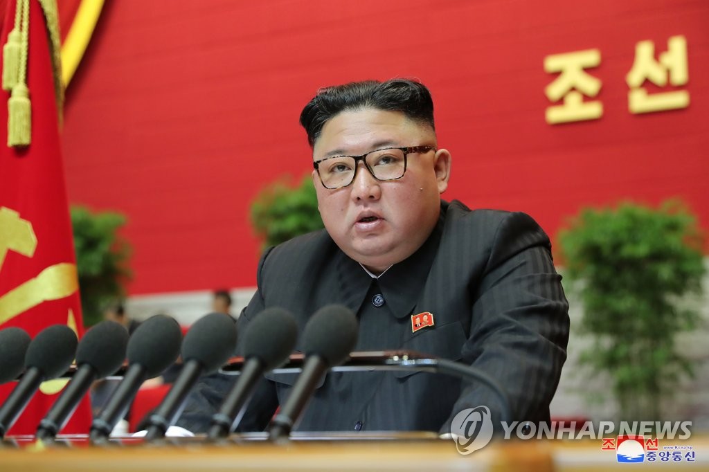 Le dirigeant nord-coréen Kim Jong-un prononce un discours lors du 8e Congrès du Parti du travail, le 8 janvier 2021, à la maison de la culture du 25-Avril à Pyongyang, sur cette photo publiée le lendemain par l'Agence centrale de presse nord-coréenne (KCNA). (Utilisation en Corée du Sud uniquement et redistribution interdite)