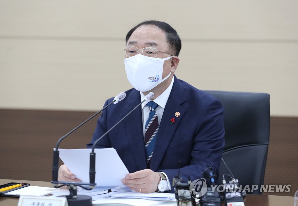 This photo, taken on Jan. 11, 2021, shows Finance Minister Hong Nam-ki presiding over a meeting on the economy at the government complex building in the administrative city of Sejong. (Yonhap)