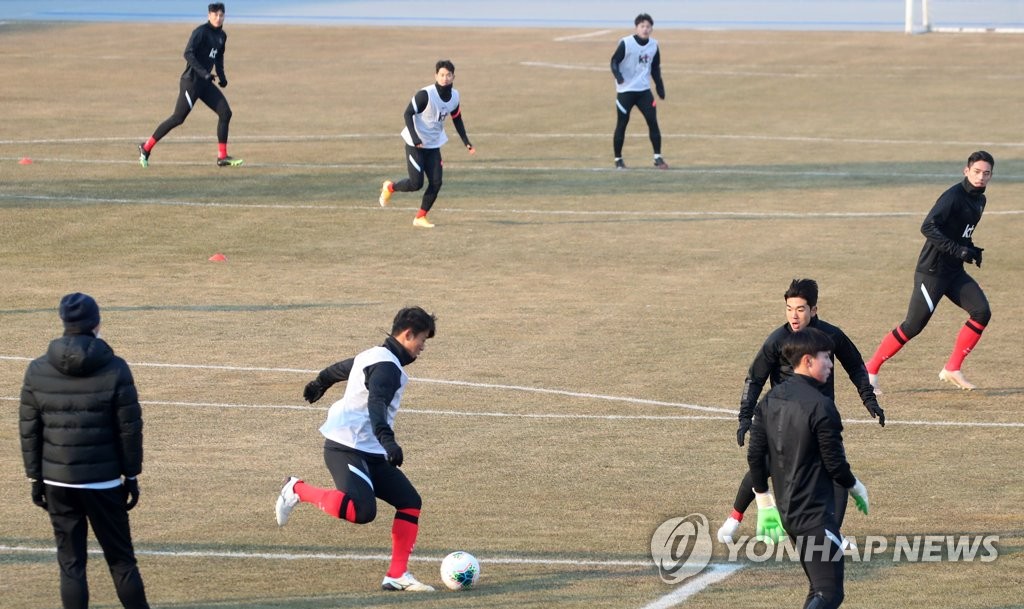 Des membres de l'équipe olympique de football masculin s'entraînent au complexe sportif de Gangneung à Gangneung, à 230 kilomètres à l'est de Séoul, le 12 janvier 2021.