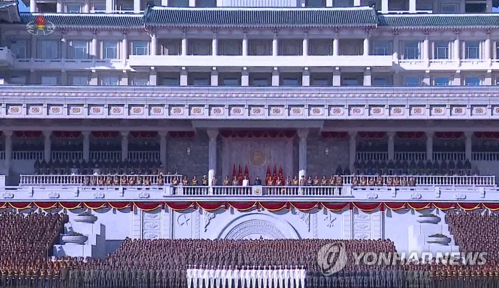 김정은, 열병식 참가자들과 김일성광장서 기념사진