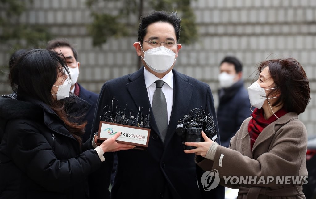 This file photo taken Jan. 18, 2021, shows Samsung Electronics Vice Chairman Lee Jae-yong heading to a courtroom at the Seoul High Court in Seoul. (Yonhap)