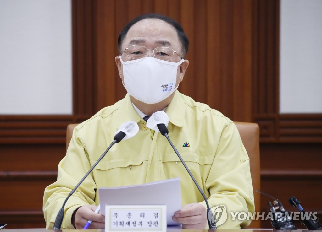 In the Jan. 20, 2021, file photo, Finance Minister Hong Nam-ki, who doubles as deputy prime minister for economic affairs, speaks at a meeting of economy-related ministers at the government complex in Seoul to discuss measures to spur a recovery from the economic impact of the coronavirus pandemic. (Yonhap)