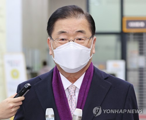産業通商資源部が北朝鮮に対する原発建設支援を検討する文書を作成していた問題と関連し、立場を述べる鄭義溶氏＝２日、ソウル（聯合ニュース）