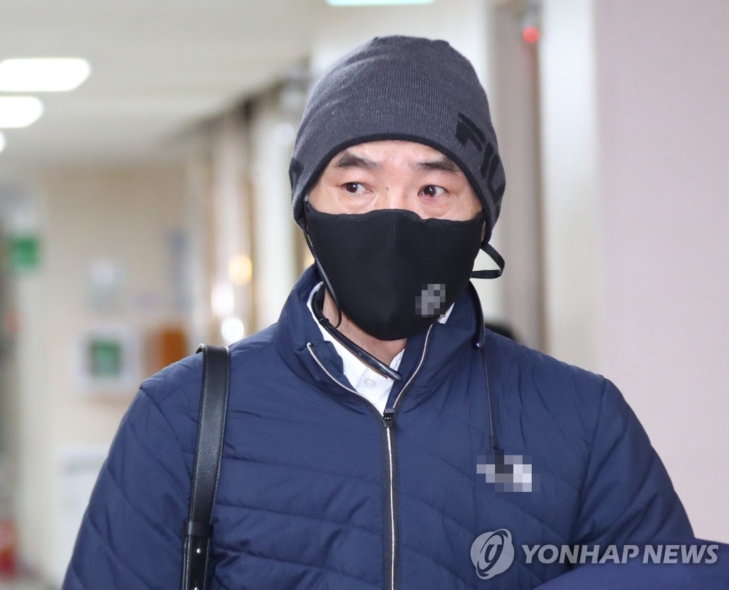 Lee Rae-jin, el hermano mayor del funcionario de pesca asesinado por Corea del Norte tras ir a la deriva en sus aguas, en septiembre de 2020, camina para asistir, el 4 de febrero de 2021, a una reunión con el ministro de Unificación, Lee In-young, en Seúl.