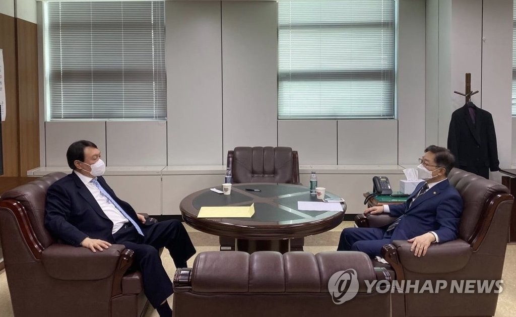 검찰 인사 의견 나누는 박범계 법무장관과 윤석열 검찰총장