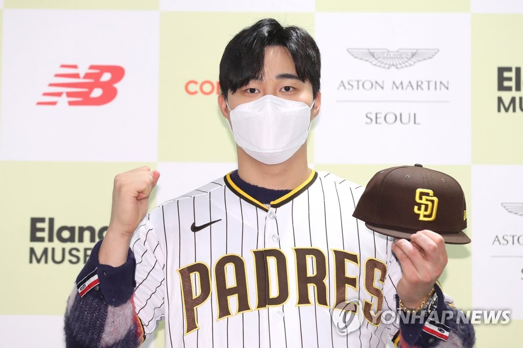 Finally took a picture in PetcoPark with my Ha-Seong Kim's Korean language  jersey : r/Padres