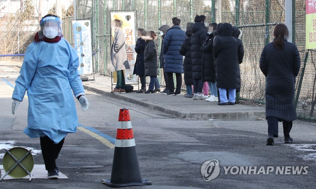 People stand in line to get COVID-19 tests at a temporary screening station in Soonchunhyang University Hospital in central Seoul on Feb. 17, 2021. (Yonhap) 