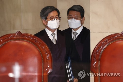 전원합의체 선고 참석한 김명수 대법원장