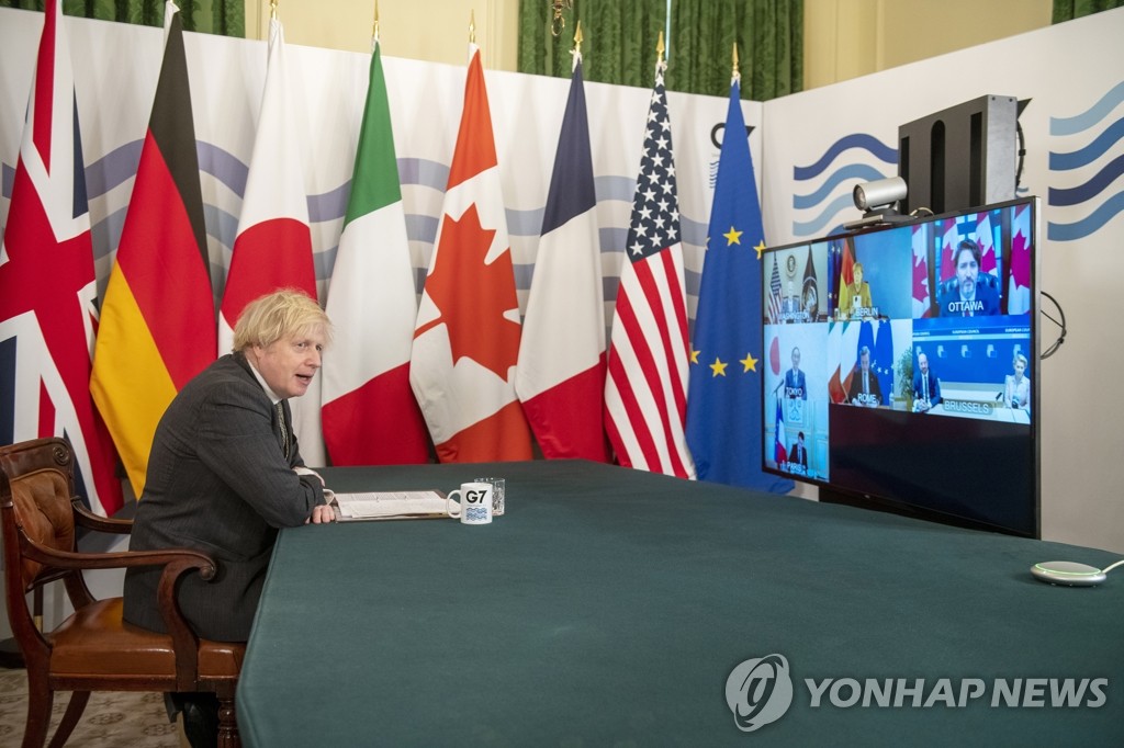 G7 화상회의 주재하는 존슨 영국 총리