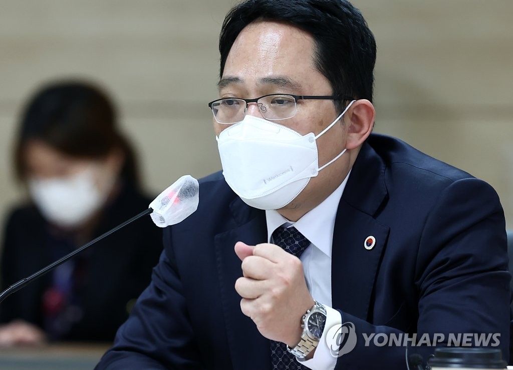 Choi Dae-zip, head of the Korean Medical Association, speaks at a meeting over COVID-19 vaccination held in Seoul on Feb. 21, 2021. (Yonhap)